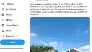 Detik-detik-Kecelakaan-Kereta-vs-Truk-di-Lampung-Kendaraan-Tiba-tiba-Berhenti-di-Tengah-Rel.jpg