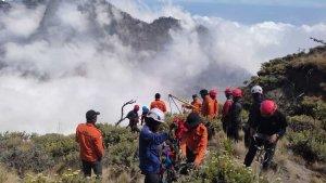 Detik-detik-Menegangkan-Tim-SAR-Gabungan-Angkat-Pendaki-Rinjani-dari-Jurang-Sedalam-300-Meter.jpg