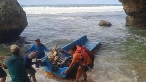 Detik-detik-Ombak-Besar-Hantam-Kapal-Nelayan-di-Pantai-Nglolang-Hingga-Terbalik-Satu-Nelayan-Hilang.jpg
