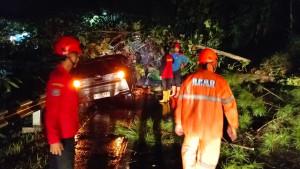 Detik-detik-Sopir-Taksi-Online-di-Banyumas-Menyelamatkan-Diri-Saat-Longsor-Timpa-Mobilnya.jpg