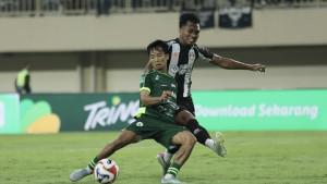 Dion-berduel-dengan-pemain-Tornado-Kendal.jpg