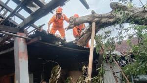 Diterjang-Angin-Kencang-Pohon-Mangga-15-Meter-Tumbang-Timpa-Rumah-Warga-di-Wirobrajan.jpg