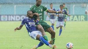 Frederich-Injai-berebut-bola-dengan-bek-Persiku-Kudus.jpg