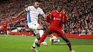 Gianluca-Scamacca-vs-Ibrahima-Konate-di-leg-pertama-perempat-final-Liga-Europa-Liverpool-vs-Atalanta.jpg