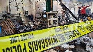Gudang-kertas-yang-terbakar-di-Juwiring.jpg