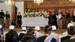 Gusti-Purboyo-Nyatakan-Naik-Tahta-Jadi-Paku-Buwono-XIV-di-Hadapan-Jenazah-PB-XIII.jpg