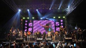HUT-ke-220-Klaten-Ditutup-Konser-Gilga-dan-Happy-Asmara-Ribuan-Warga-Penuhi-Alun-alun-Klaten.jpg