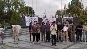 Hadirkan-Sapi-Bertopeng-Presiden-Prabowo-BEM-KM-UGM-Kritik-MBG-Sebagai-Makan-Beracun-Genosida.jpg