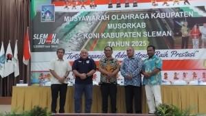 Haris-Sutarta-foto-bersama-dengan-pimpinan-sidang-Musyawarah-Olahraga-Kabupaten-KONI-Sleman-2025.jpg