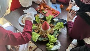Ibu-ibu-di-Sleman-diajarkan-bikin-tumpeng.jpg