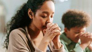 Ilustrasi-foto-umat-Katolik-umat-Kristen-sedang-berdoa-di-Gereja.jpg