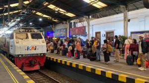 Ilustrasi-kepadatan-penumpang-di-Stasiun-Tugu-Jogja.jpg