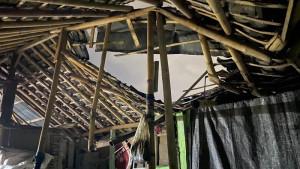 Imbas-Hujan-Deras-Disertai-Angin-Kencang-Atap-Rumah-Warga-di-Terban-Jogja-Roboh.jpg