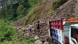 Jalan-Kabupaten-di-Girimulyo-Kulon-Progo-Masih-Terblokir-Longsor-Warga-Harus-Memutar-Lebih-Jauh.jpg
