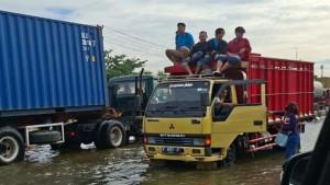 Jalur-Pantura-Demak-Dilanda-Banjir-Setinggi-70-Centimeter-Lalu-Lintas-Macet-Parah.jpg