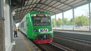 KA-Bandara-YIA-tengah-berhenti-di-Stasiun-Wates.jpg