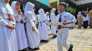 Kata-Pelajar-dan-Orang-Tua-di-Magelang-Dapat-Makan-Bergizi-Gratis.jpg