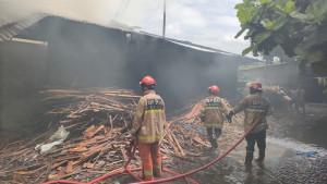 Kebakaran-pabrik-kayu-di-Bantul-6112025.jpg