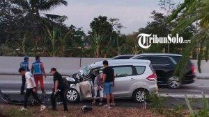 Kecelakaan-Lalu-Lintas-Ertiga-Hantam-Truk-di-Tol-Solo-Semarang.jpg