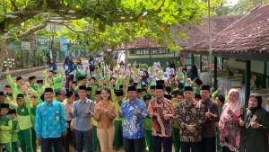 Kekurangan-Ruang-Kelas-Siswa-MI-Darul-Maarif-1-Serut-Terpaksa-Belajar-di-Rumah-Warga.jpg
