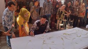 Ketika-Bupati-Hamenang-Membatik-di-Gelaran-Batik-Klaten-Minifest.jpg