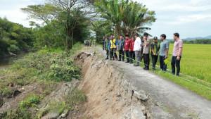 Ketua-DPRD-Klaten-Edy-Sasongko-saat-meninjau-tanggul-longsor.jpg
