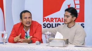 Ketua-PSI-DIY-Kamaruddin-kiri-bersama-Ketum-PSI-Kaesang-Pangarep.jpg