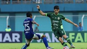 Kevin-Gomes-berusaha-melewati-hadangan-pemain-Persiku-Kudus.jpg