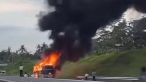 Kondisi-Bus-Rosalia-Indah-Setelah-Terbakar-di-Tol-Solo-Semarang.jpg
