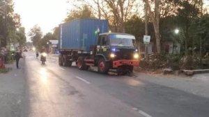 Kronologi-Kecelakan-Maut-Motor-vs-Truk-Kontainer-di-Kediri-Pengendara-Motor-Melaju-Terlalu-ke-Kanan.jpg