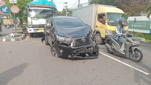 Laka-Beruntun-di-Sleman-Truk-Tronton-Seruduk-Innova-dan-Bus-di-Jalan-Laksda-Adisutjipto.jpg