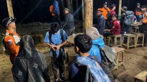 Lima-Pendaki-Gunung-Salak-Sempat-Tersesat-di-Pos-7-8-Ditemukan-Selamat-Oleh-Tim-SAR-Gabungan.jpg