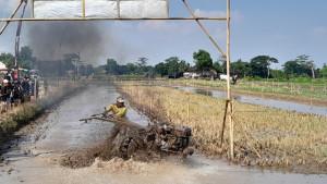 Lomba-traktor-di-Klaten.jpg