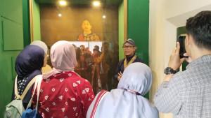Melihat-Peninggalan-Karya-Budaya-Sri-Sultan-HB-VIII-dalam-Pameran-Pangastho-Aji.jpg