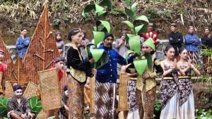 Melihat-Pernikahan-Sepasang-Tembakau-di-Sendang-Suci.jpg