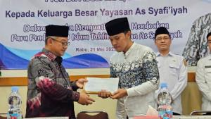Mendikdasmen-Abdul-Muti-Serahkan-Tali-Asih-untuk-Korban-Laka-Maut-di-Kalijambe-Purworejo.jpg