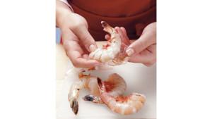 Mengupas-udang.jpg