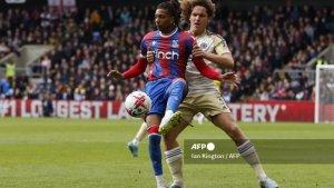 Michael-Olise-vsWout-Faes-di-Liga-Inggris-antara-Crystal-Palace-vs-Leicester-City-di-Selhurst-Park.jpg