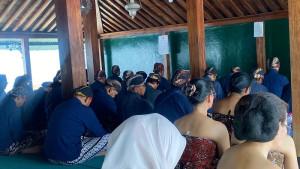 Momen-Boyongan-Kedaton-Sekber-Keistimewaan-Lakukan-Napak-Tilas-di-Makam-Raja-Raja-Imogiri.jpg