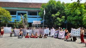 Murid-SD-Taman-Muda-di-Depan-Gedung-Sekolah.jpg