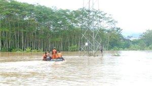 Niatan-Remaja-di-Trenggalek-Tolong-Rekannya-Berujung-Petaka-Arisal-Terseret-Banjir-Sejauh-300-Meter.jpg