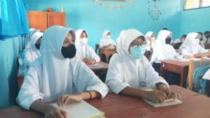 PTM-Penuh-Digelar-di-SMPN-1-Mungkid-Magelang-Pelajar-Mengaku-Senang-Bisa-Sekolah-Normal-Lagi.jpg
