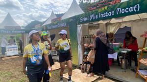 Para-pelari-Sriharjo-Forest-Trail-Run-berbelanja-produk-UMKM-lokal-di-stand-SiBakul.jpg