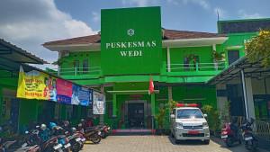 Pelajar-Diduga-Keracunan-MBG-Datang-ke-Posko-Kesehatan-di-Puskesmas-Wedi.jpg