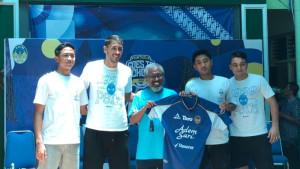 Pemain-PSIM-beri-jersey-ke-SMPN-13-Yogyakarta.jpg
