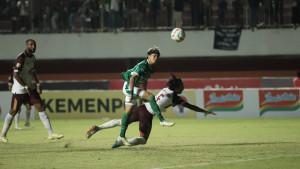 Pemain-PSS-Sleman-Kei-Sano-saat-berebut-bola-dengan.jpg