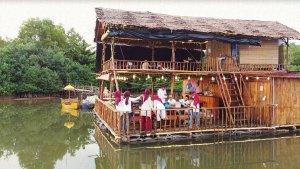 Pemandangan-indah-di-Cafe-DFamz-kafe-apung-di-Kota-Tanjungpinang-Kepri.jpg