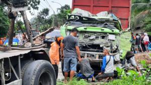 Penampakan-Truk-Setelah-Tabrak-Angkot-Berpenumpang-rombongan-guru.jpg