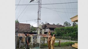 Pengecekan-sistem-peringatan-dini-di-seputar-lereng-gunung-Merapi.jpg