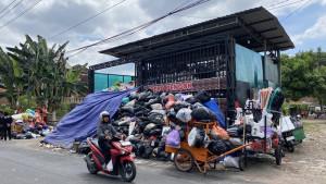 Pengendara-sepeda-motor-melintasi-depo-sampah-di-kawasan-Pengok.jpg